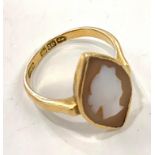 18ct gold hard stone cameo, approximate weight 2.8g, ring size J/K