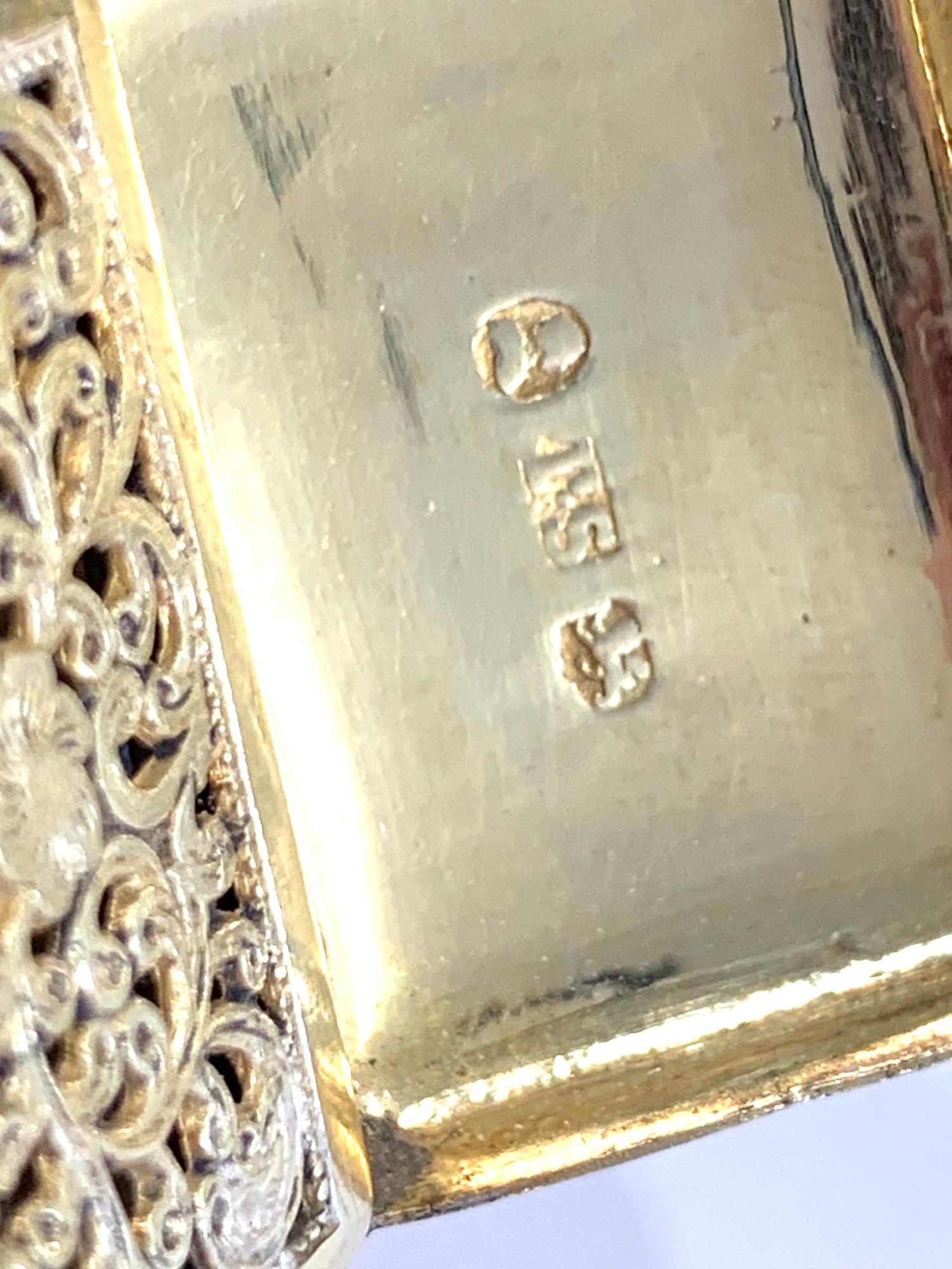 Antique hallmarked 1825 Birmingham silver vinaigrette with original sponge, blank cartouche etc - Image 3 of 4