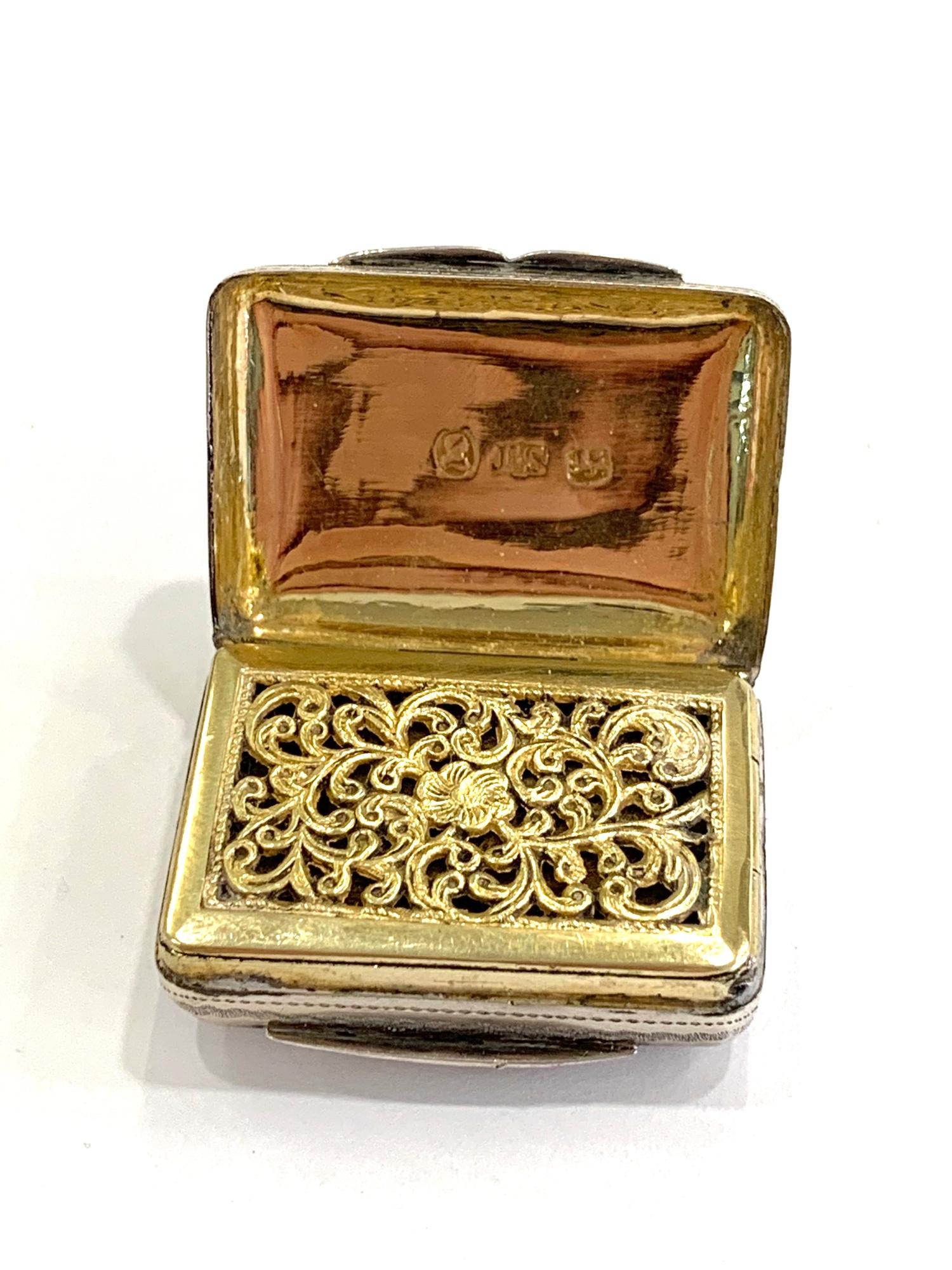 Antique hallmarked 1825 Birmingham silver vinaigrette with original sponge, blank cartouche etc - Image 2 of 4