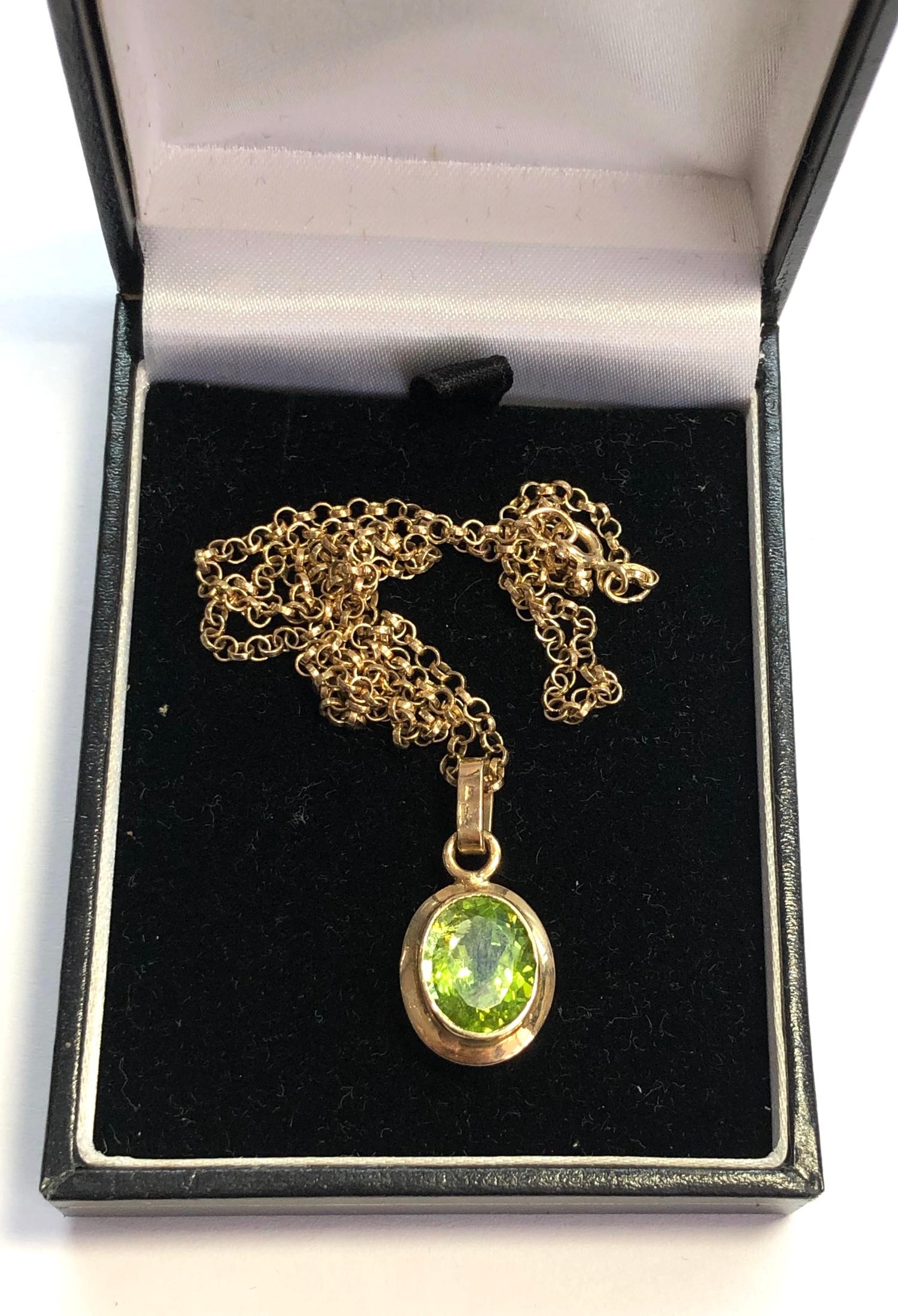 9ct Gold Peridot pendant and chain stone measures approx 10mm by 9mm with a gold chain that measures