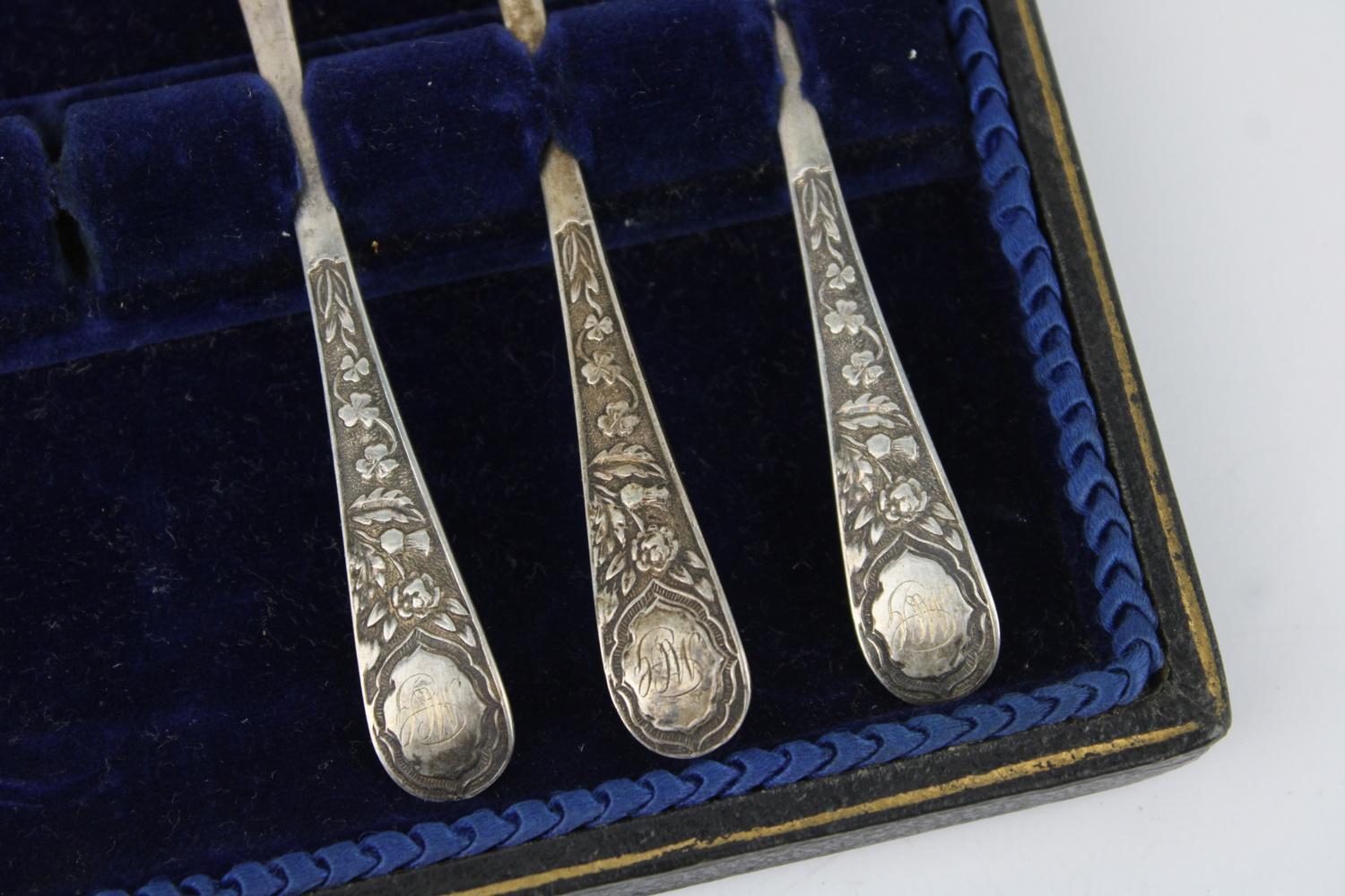 Antique Hallmarked 1906 Sheffield silver teaspoons with associated cased Maker - W S Savage & Co - Image 3 of 8