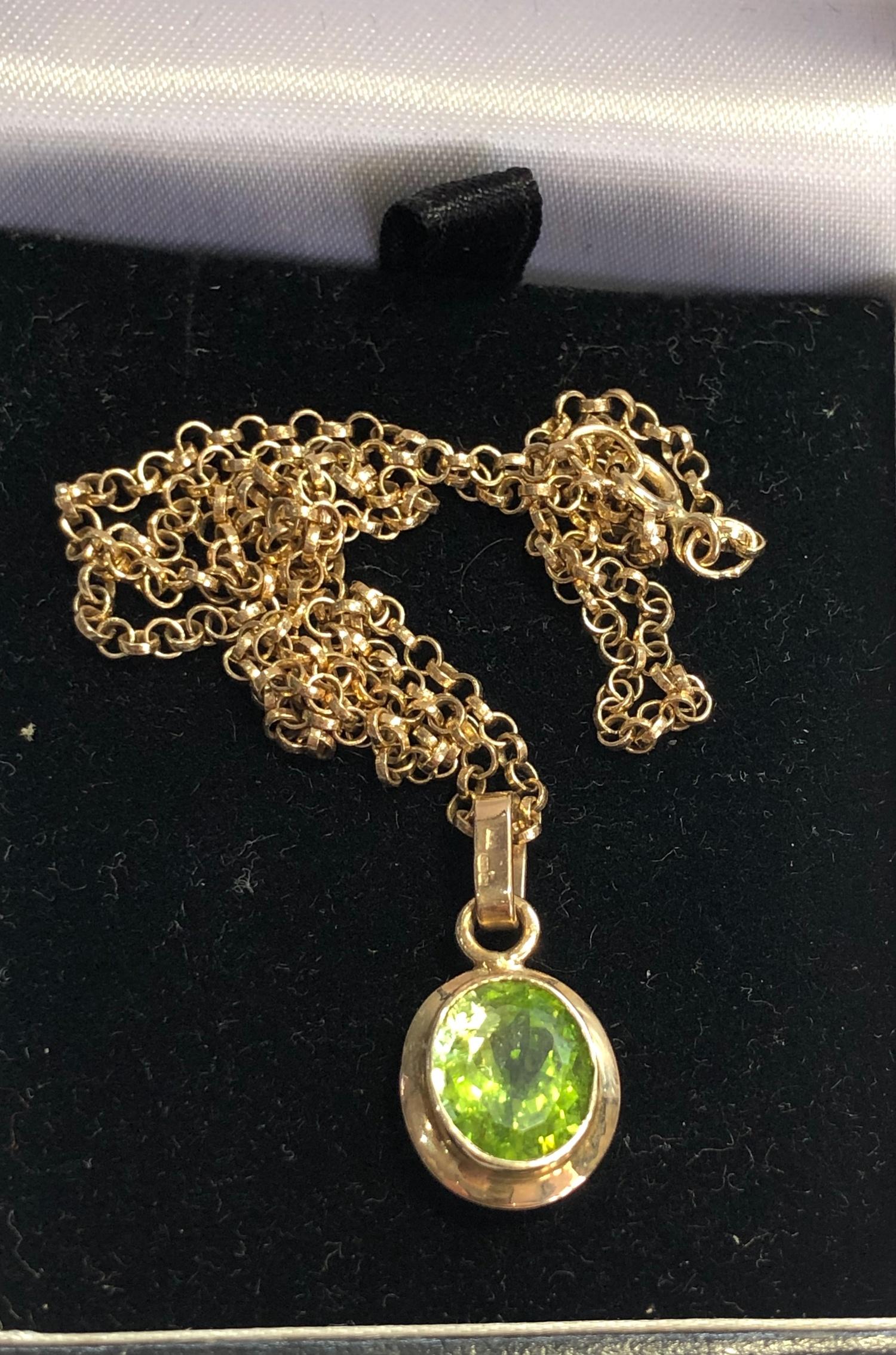 9ct Gold Peridot pendant and chain stone measures approx 10mm by 9mm with a gold chain that measures - Image 2 of 3