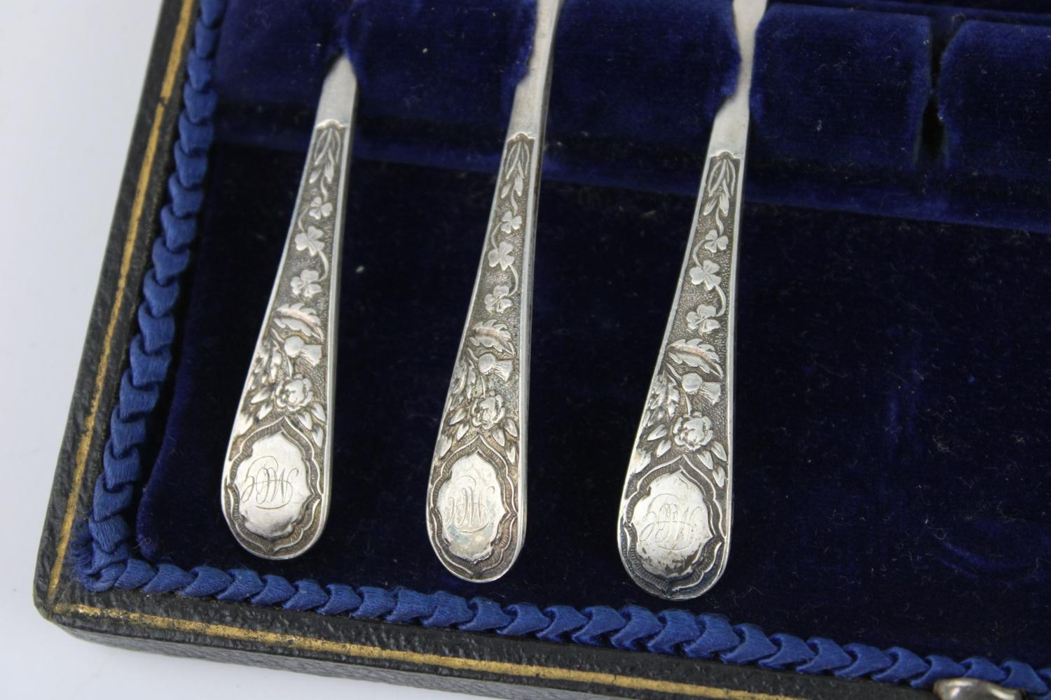 Antique Hallmarked 1906 Sheffield silver teaspoons with associated cased Maker - W S Savage & Co - Image 5 of 8