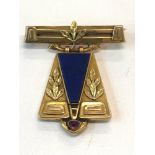 14ct gold pin brooch set with lapis measures approx 36mm wide by 42mm drop weight 9.5g