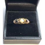 Victorian 12.5 ct gold agate and pearl ring missing small seed-pearl as shown weight 1.5g, as