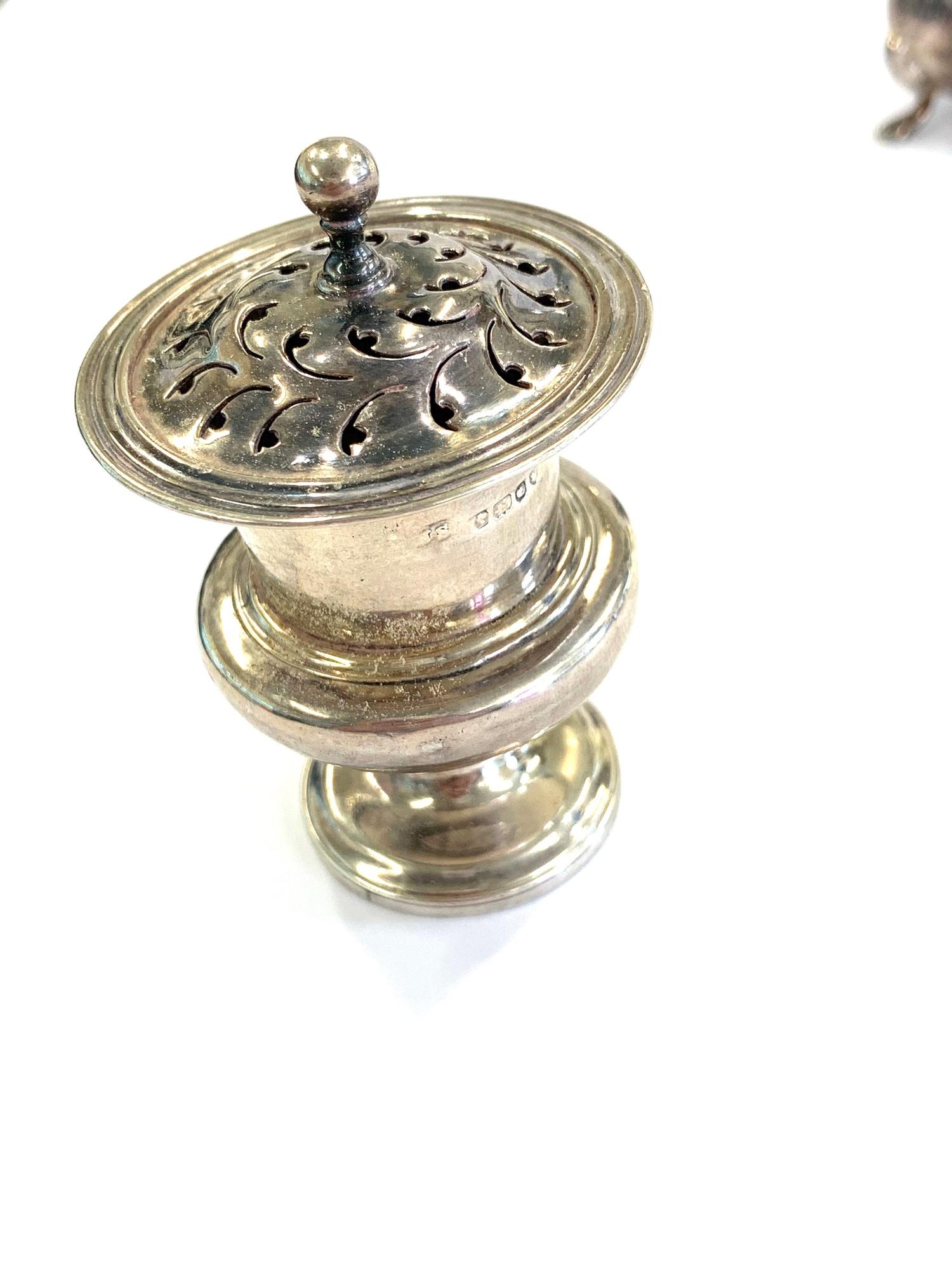 Antique/ vintage hallmarked 925 silver salt / pepper shakers inc urn design, London sterling - Image 3 of 4