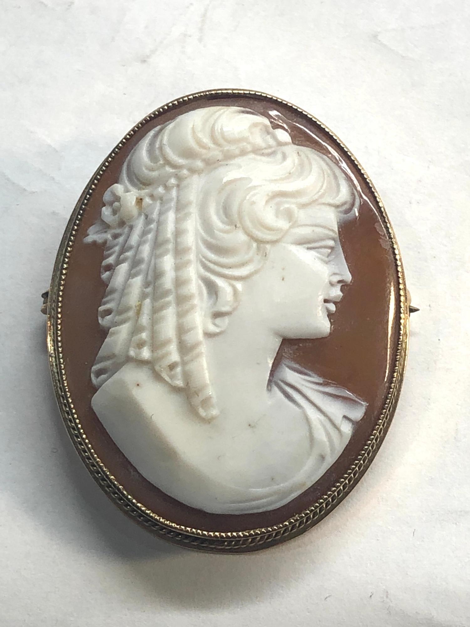 9ct gold mounted cameo brooch measures approx 38mm by 30mm good condition