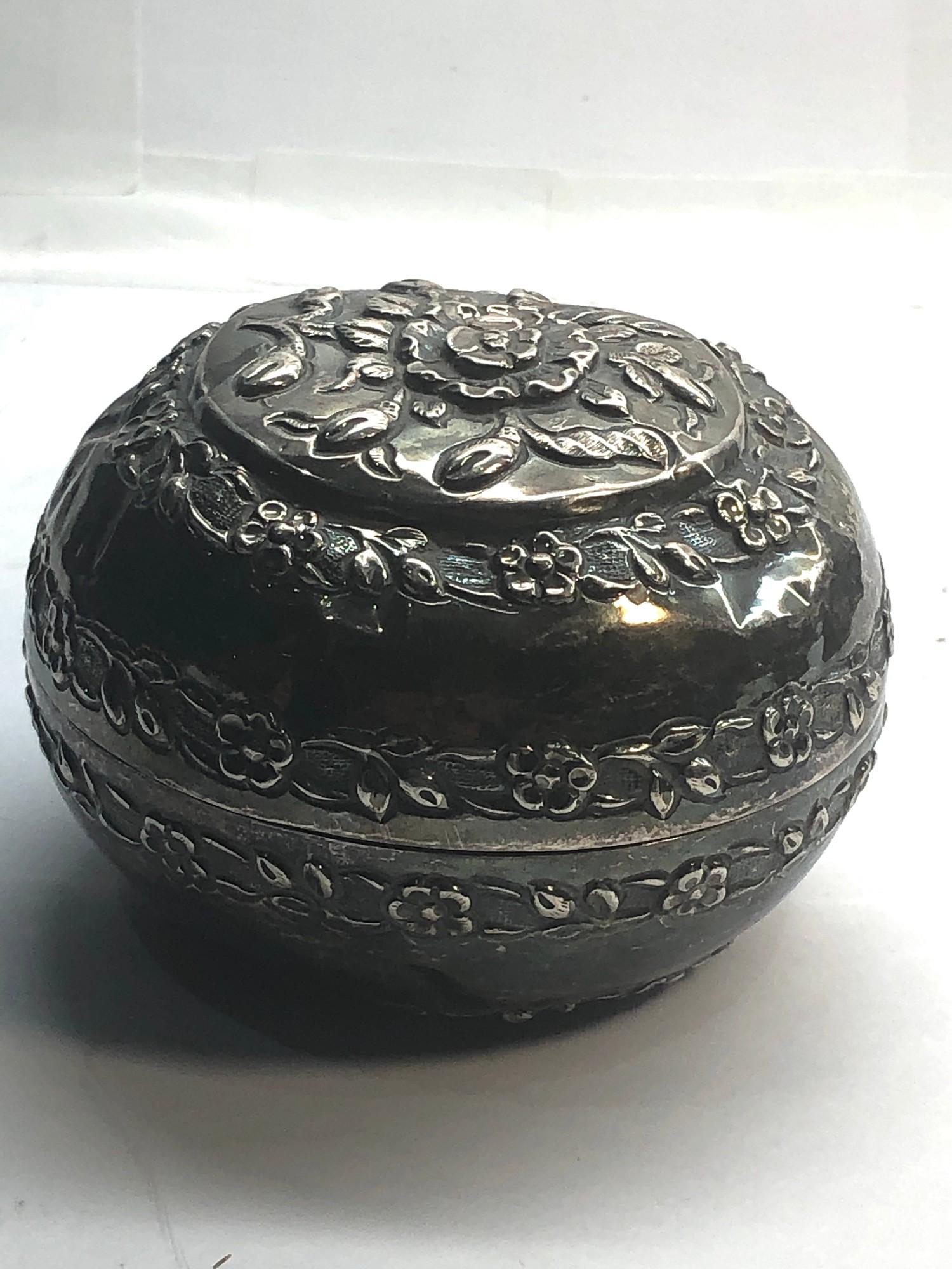 Asian silver lidded bowl floral embossed design measures approx 9.2cm dia not hallmarked but has - Image 2 of 4