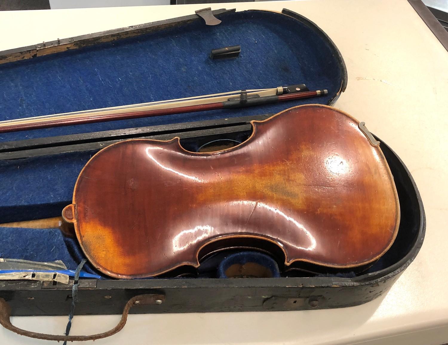 Antique / Vintage violin in original case with bow - Image 3 of 5