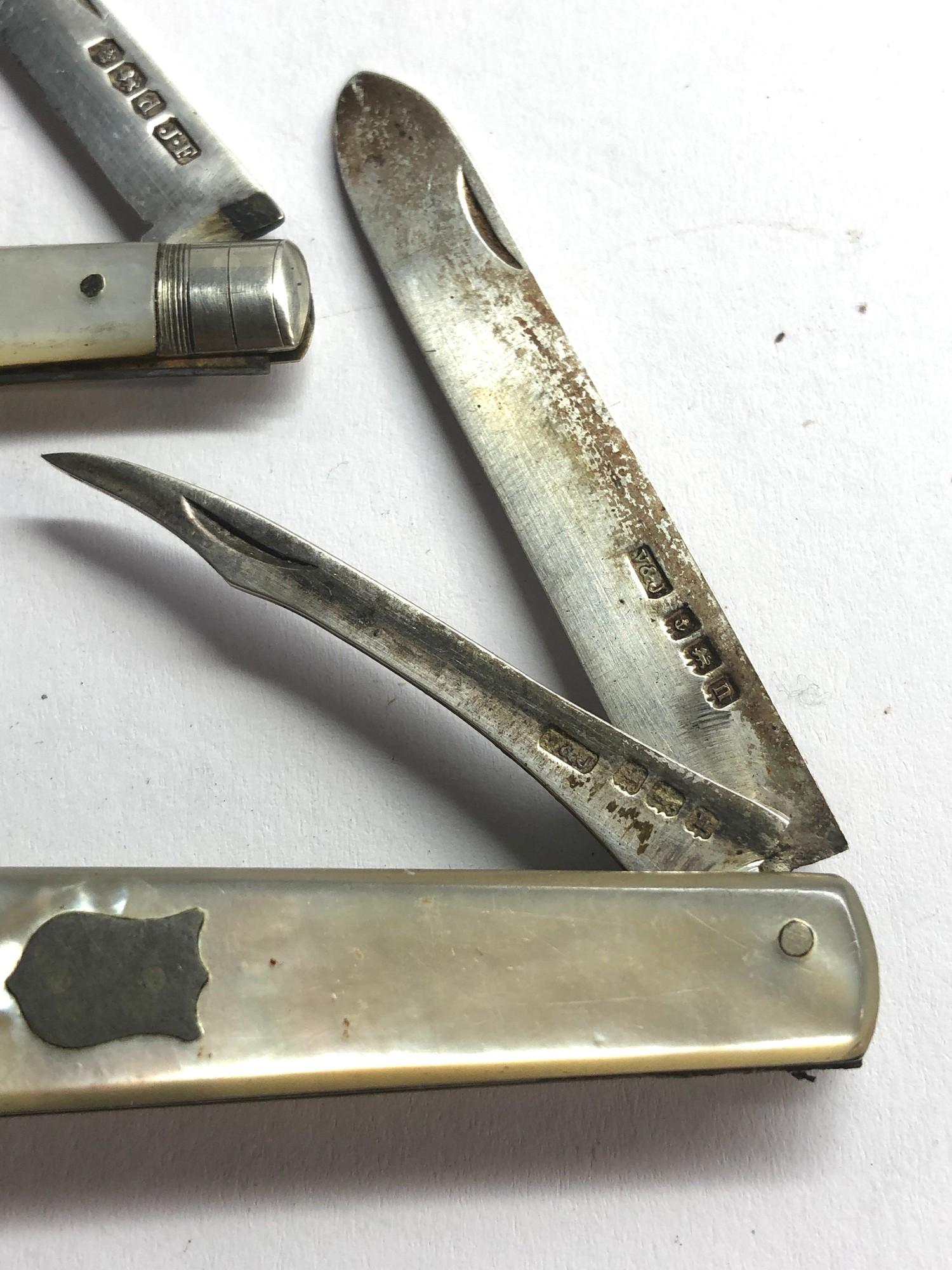 3 antique silver and mother of pearl fruit knives - Image 2 of 3