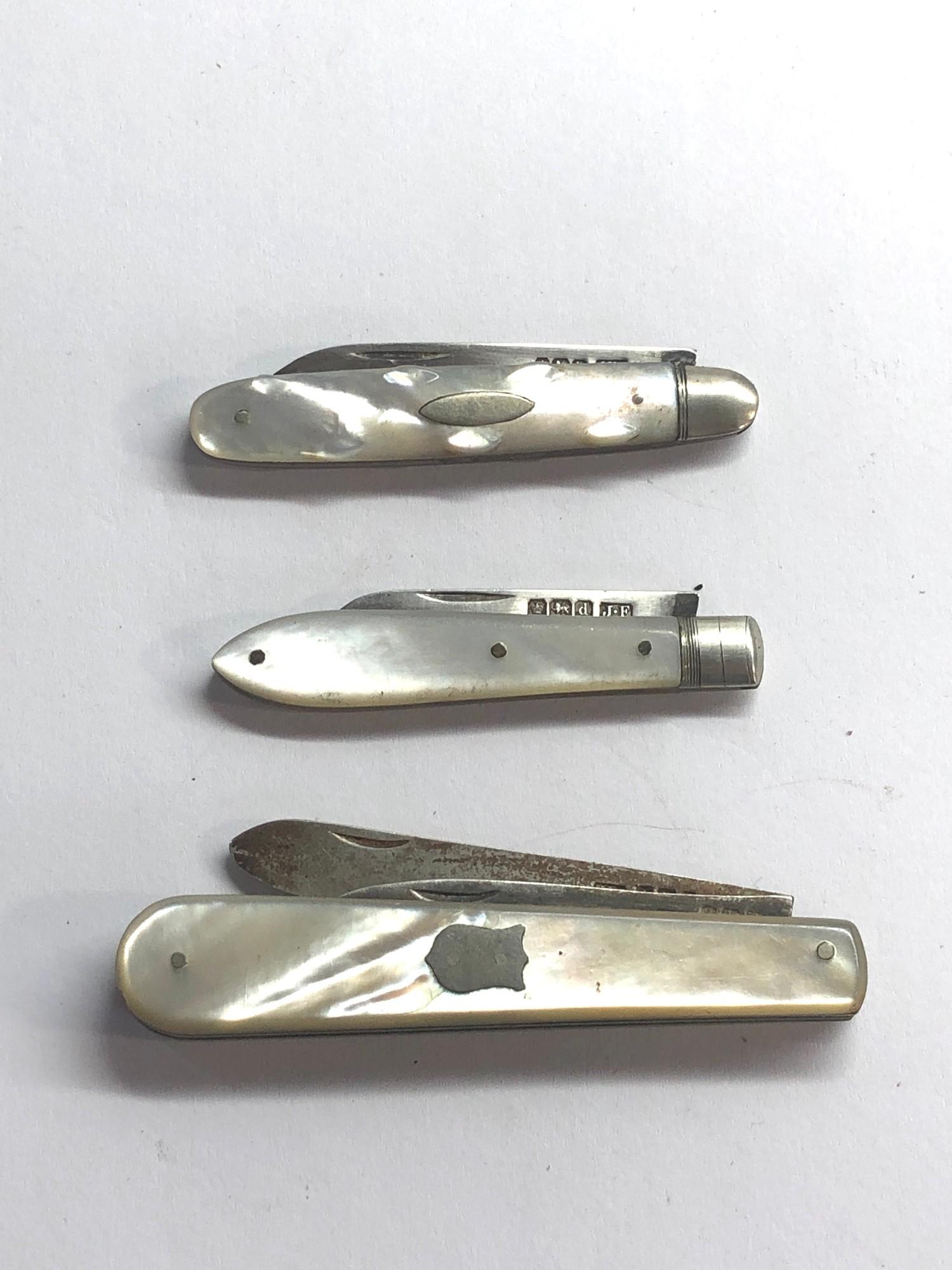 3 antique silver and mother of pearl fruit knives - Image 3 of 3