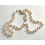 9ct gold clasp pearl necklace measures approx 40cm long