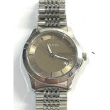 Gents Gucci wristwatch watch is in working order but no warranty given