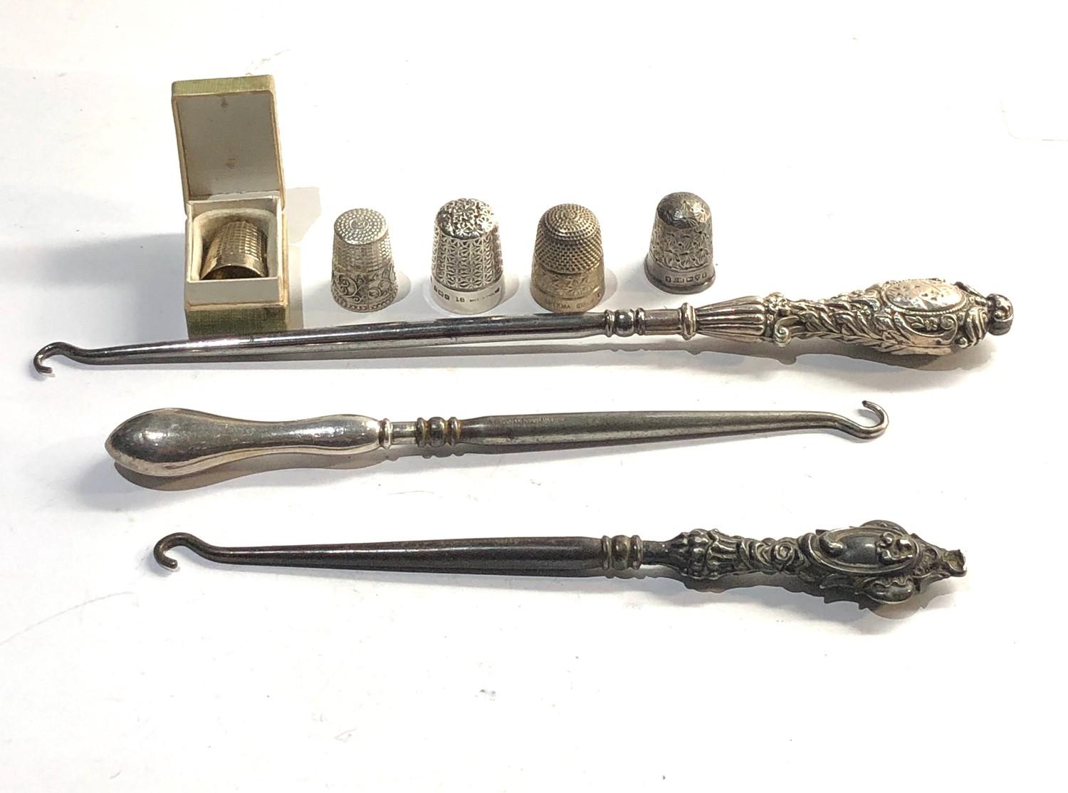 Selection of silver items includes thimbles and button hooks - Image 2 of 2