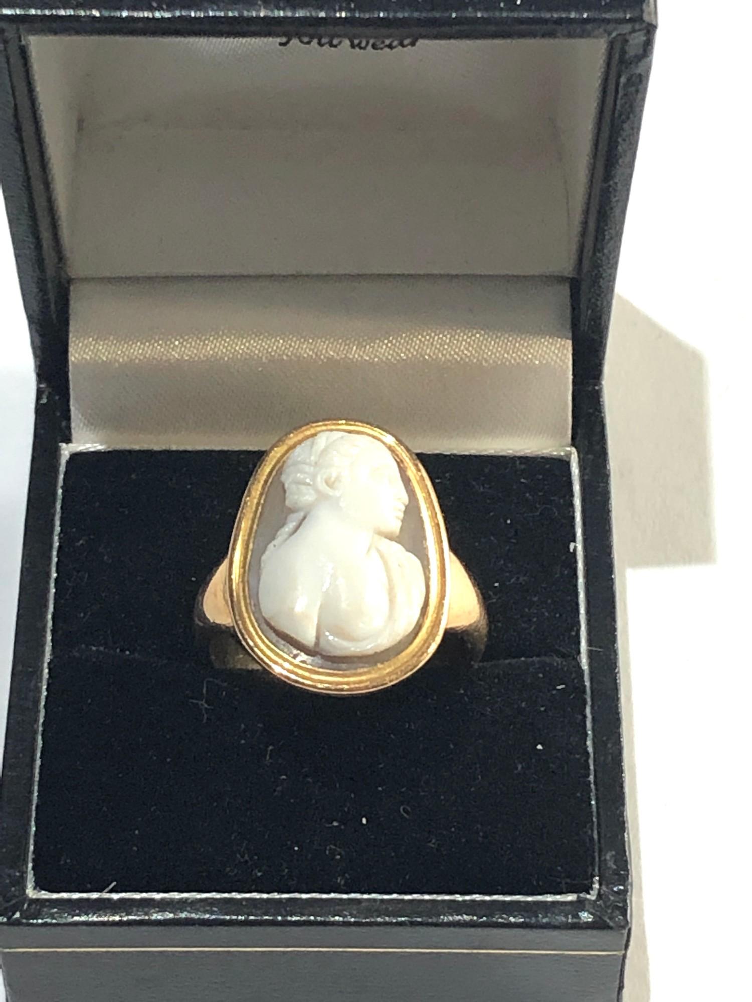 18ct gold hard stone cameo ring