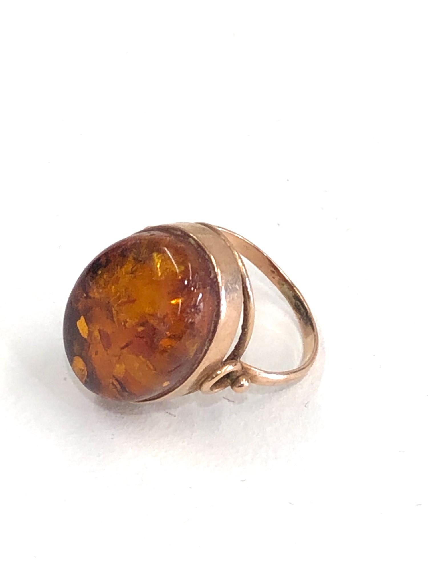 Vintage rose gold amber ring weight 4.3g - Image 2 of 3