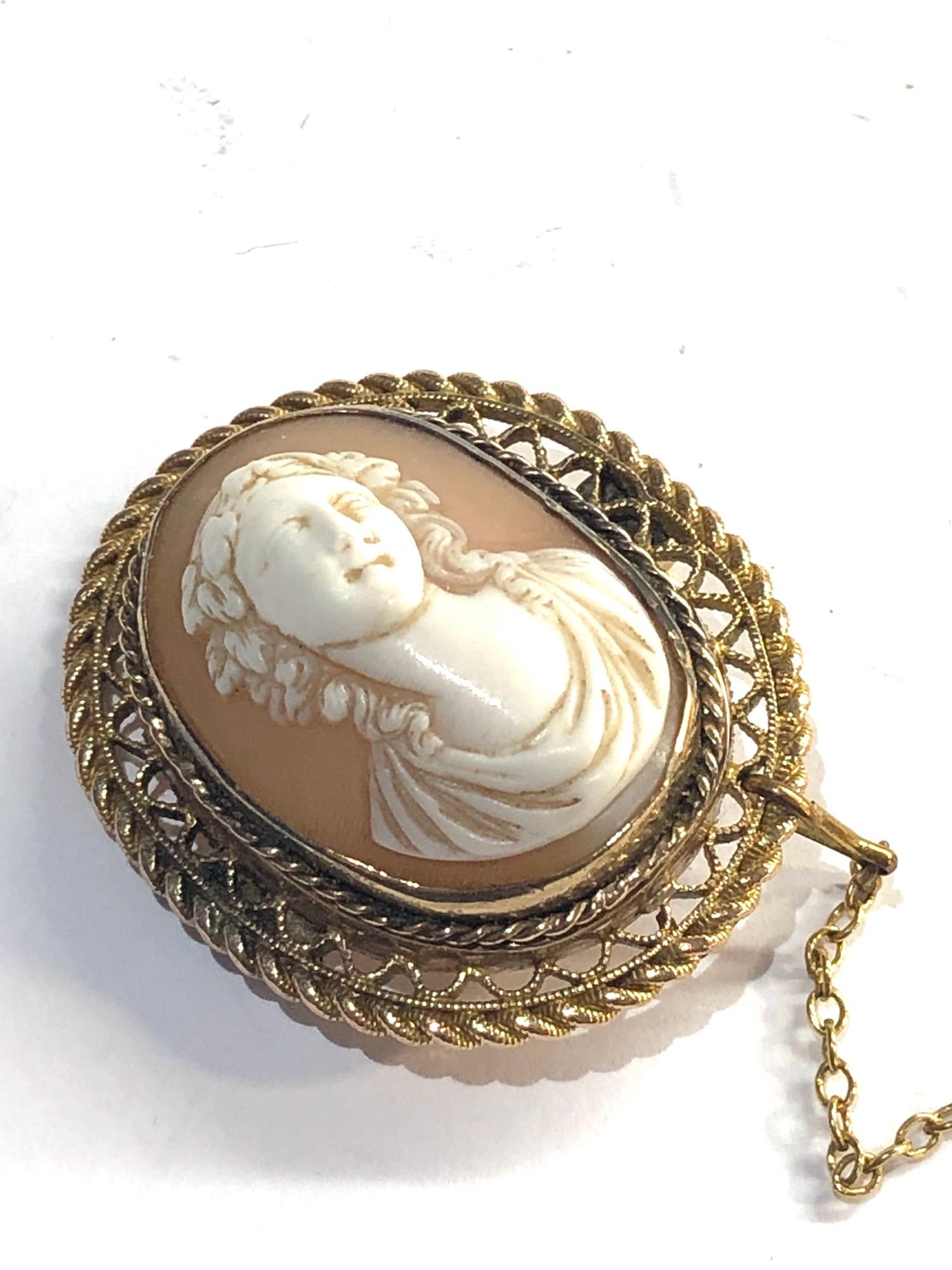 Vintage 15ct gold framed cameo brooch measures approx 32mm by 27mm weight 8.6g