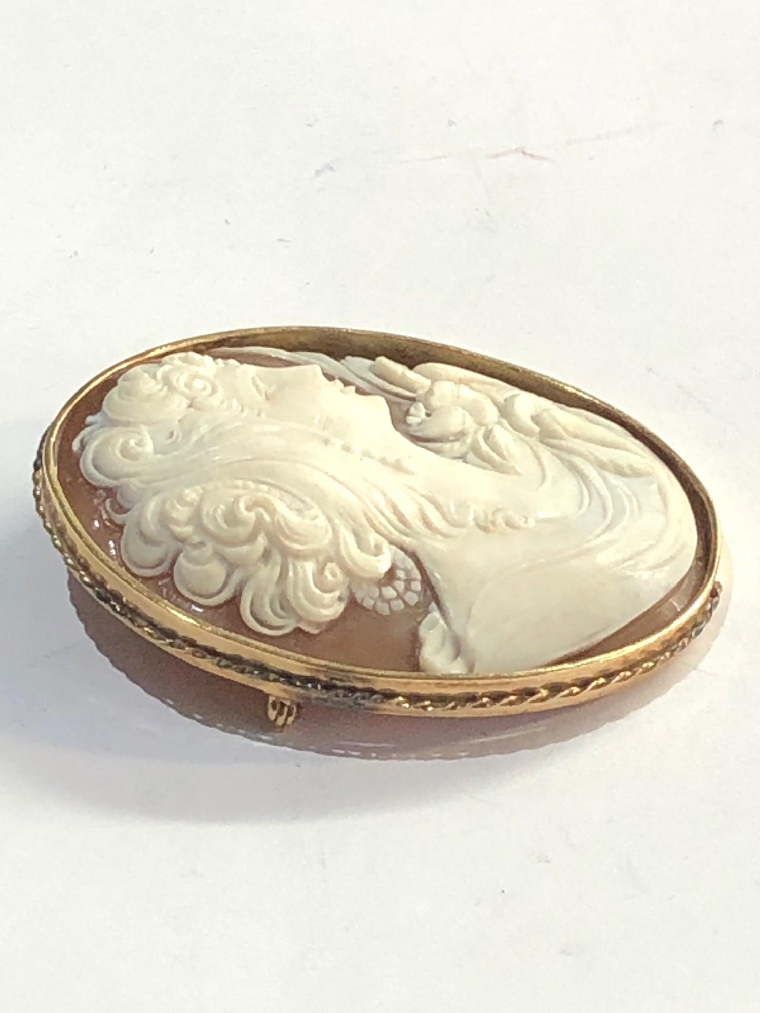 Large 9ct gold cameo brooch measures approx 6cm by 4.8cm weight 32g - Image 2 of 3