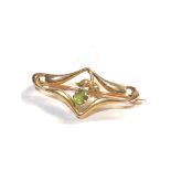 15ct gold Edwardian peridot and seed-pearl brooch measures 36mm by 17mm
