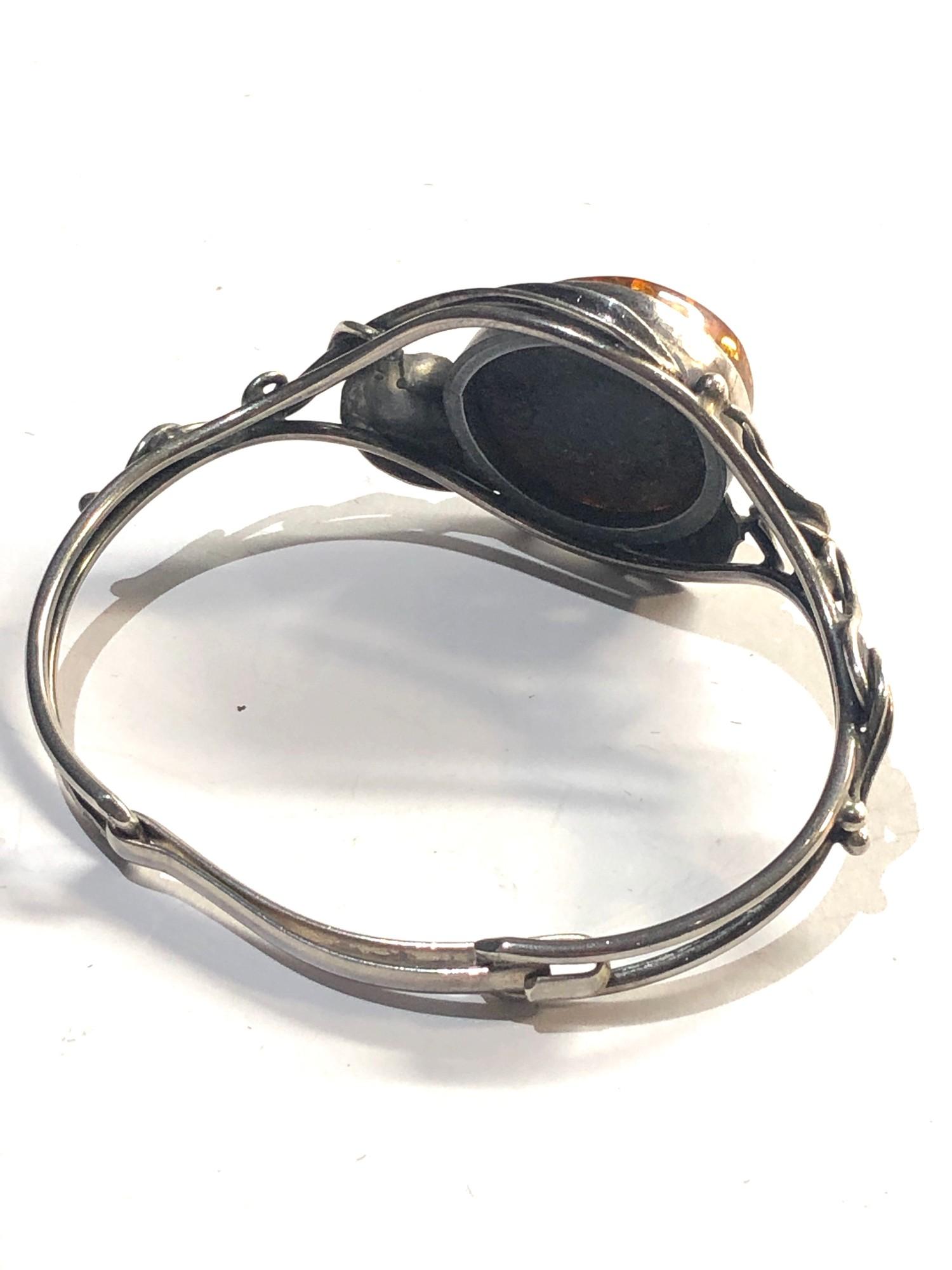 Vintage silver bangle with large amber centre - Image 3 of 3