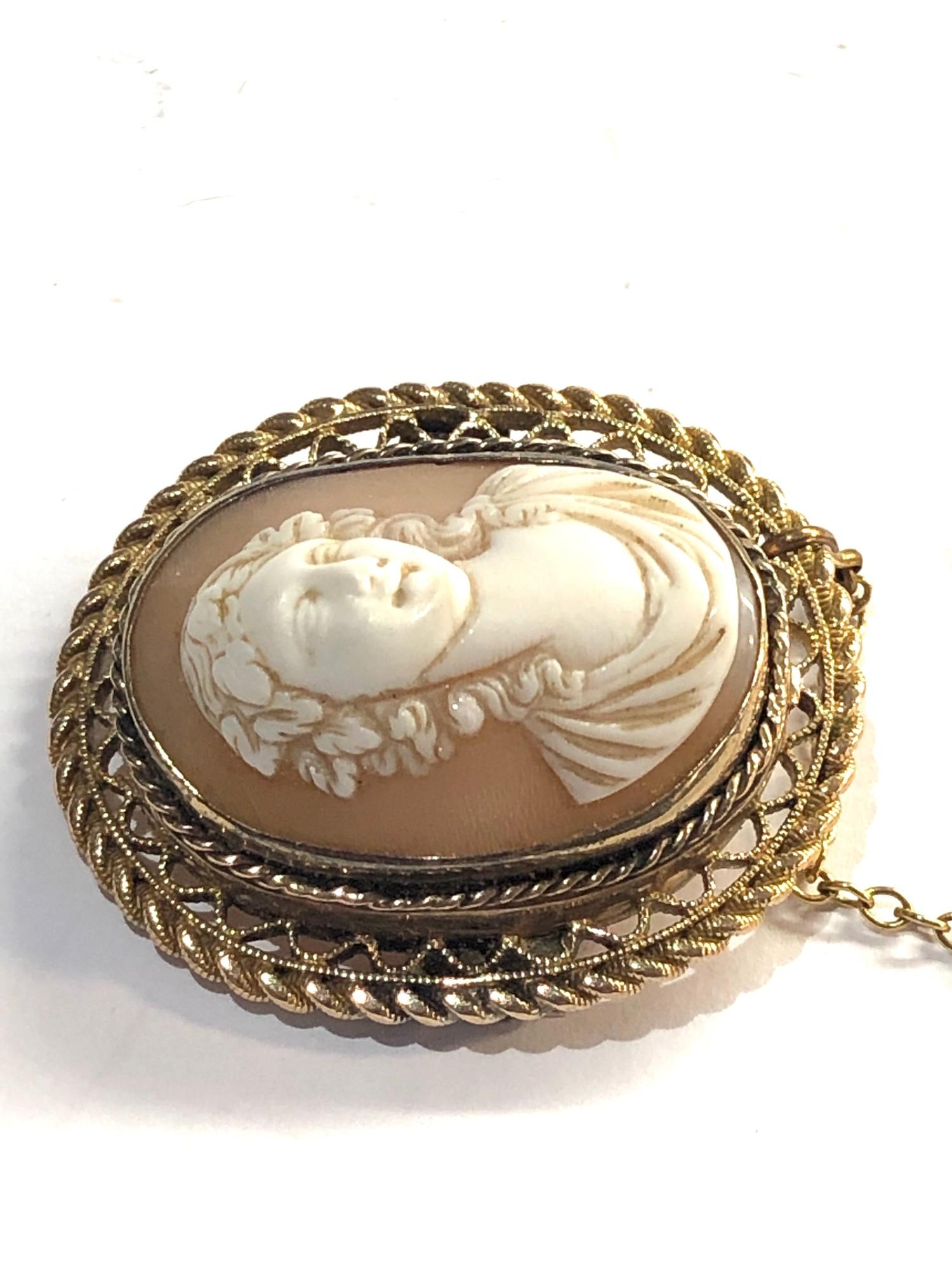 Vintage 15ct gold framed cameo brooch measures approx 32mm by 27mm weight 8.6g - Image 2 of 3