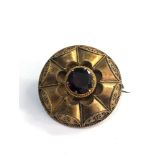 High carat gold gem set brooch measures approx 33mm dia