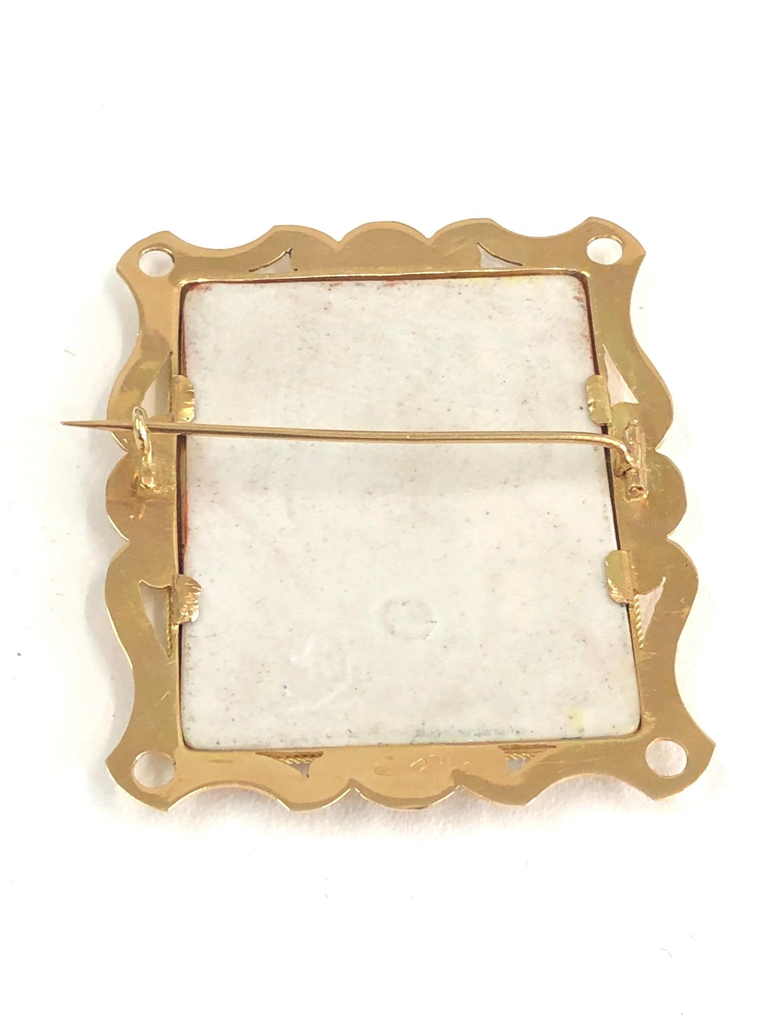 18ct gold ceramic brooch measures approx 55mm by 48mm hallmarked 18ct weight 16.63g - Image 3 of 3