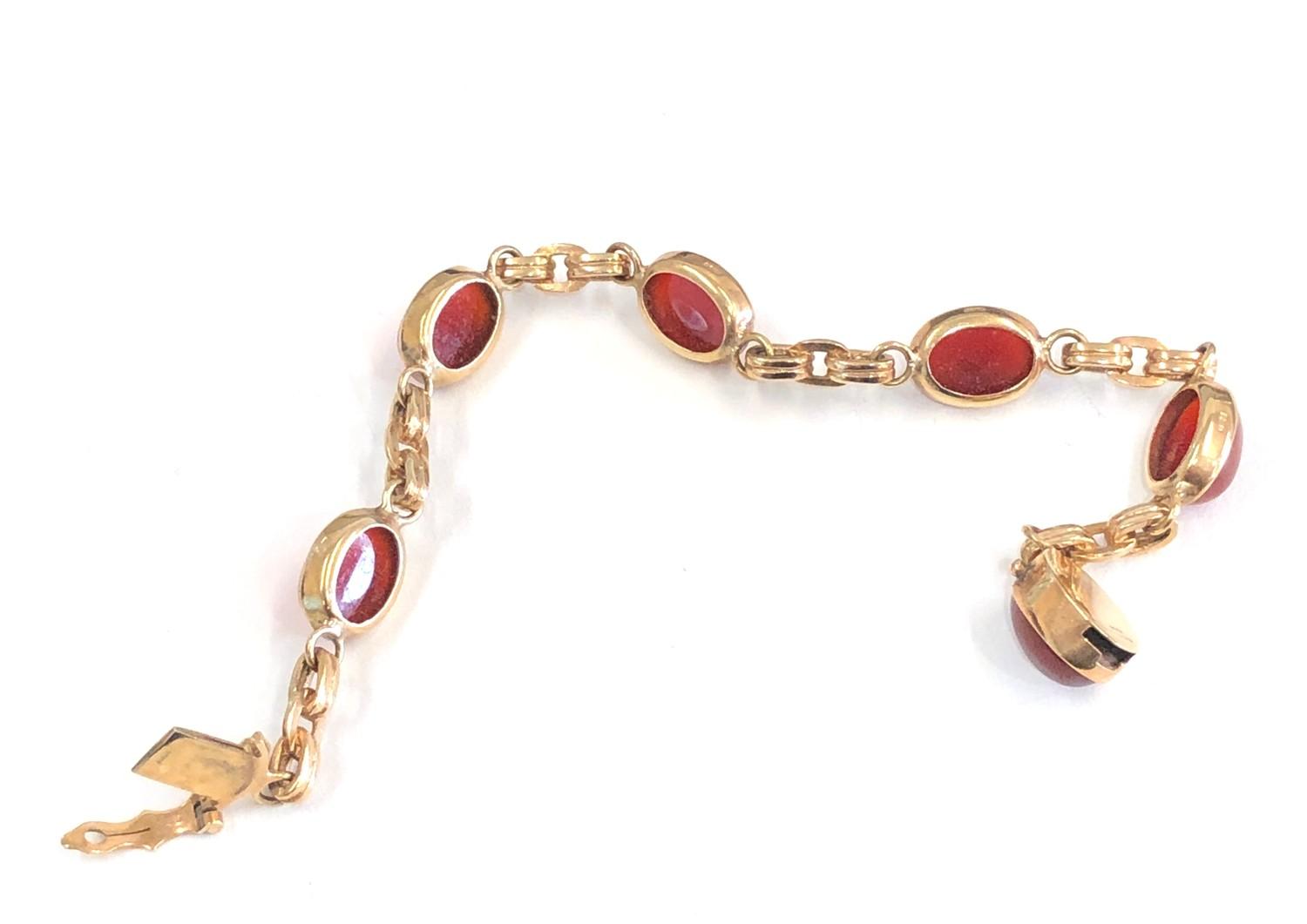 Vintage 9ct gold and cornelian set bracelet measures approx 19cm long weight 14.91g hallmarked 9.375 - Image 2 of 4