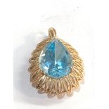 Ornate 14ct gold and blue stone pendant measures approx 33mm by 22mm weight 8g