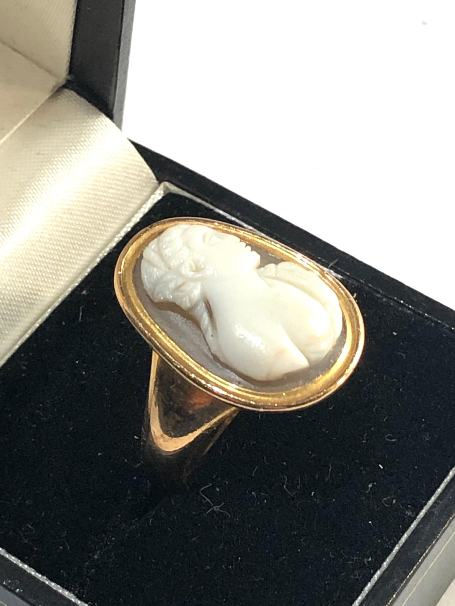 18ct gold hard stone cameo ring - Image 2 of 4