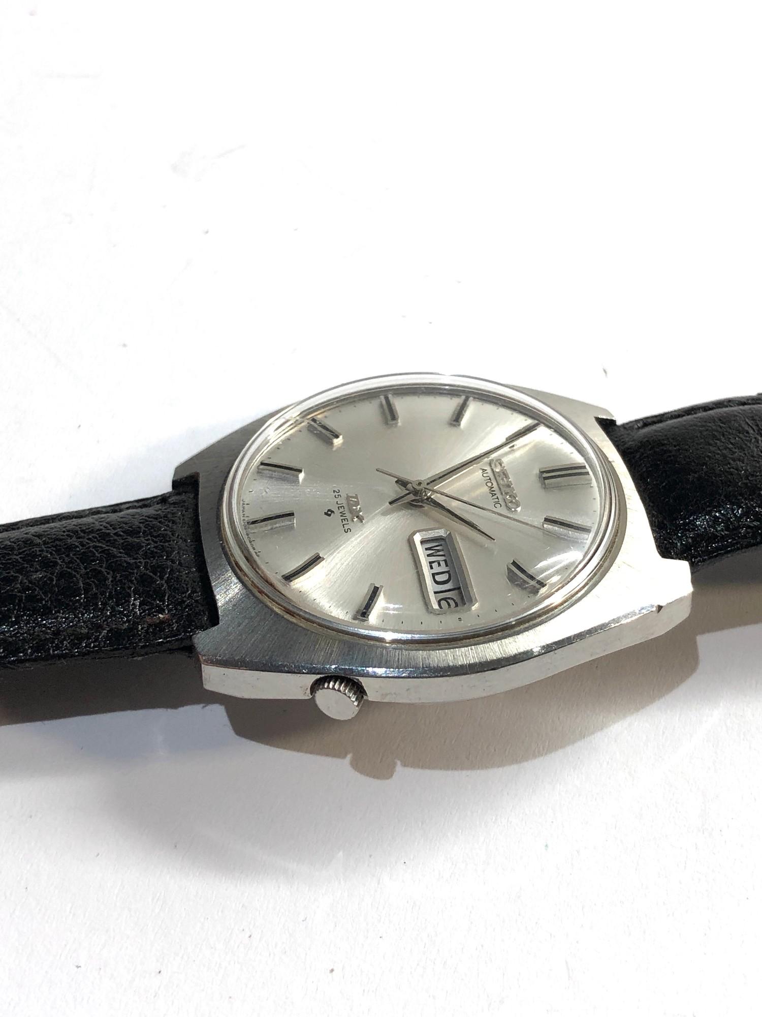 Vintage Seiko DX automatic 6106-8080 day date 25 jewel gents wristwatch in good overall condition in - Image 2 of 4
