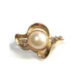 9ct gold diamond and pearl brooch measures approx 35mm by 27mm weight 5.9g