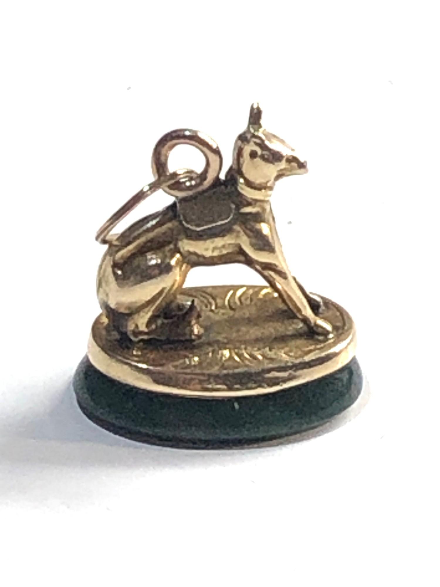 9ct Gold dog charm/ seal, this piece is in fair condition, however there are splits and wear to - Image 3 of 3