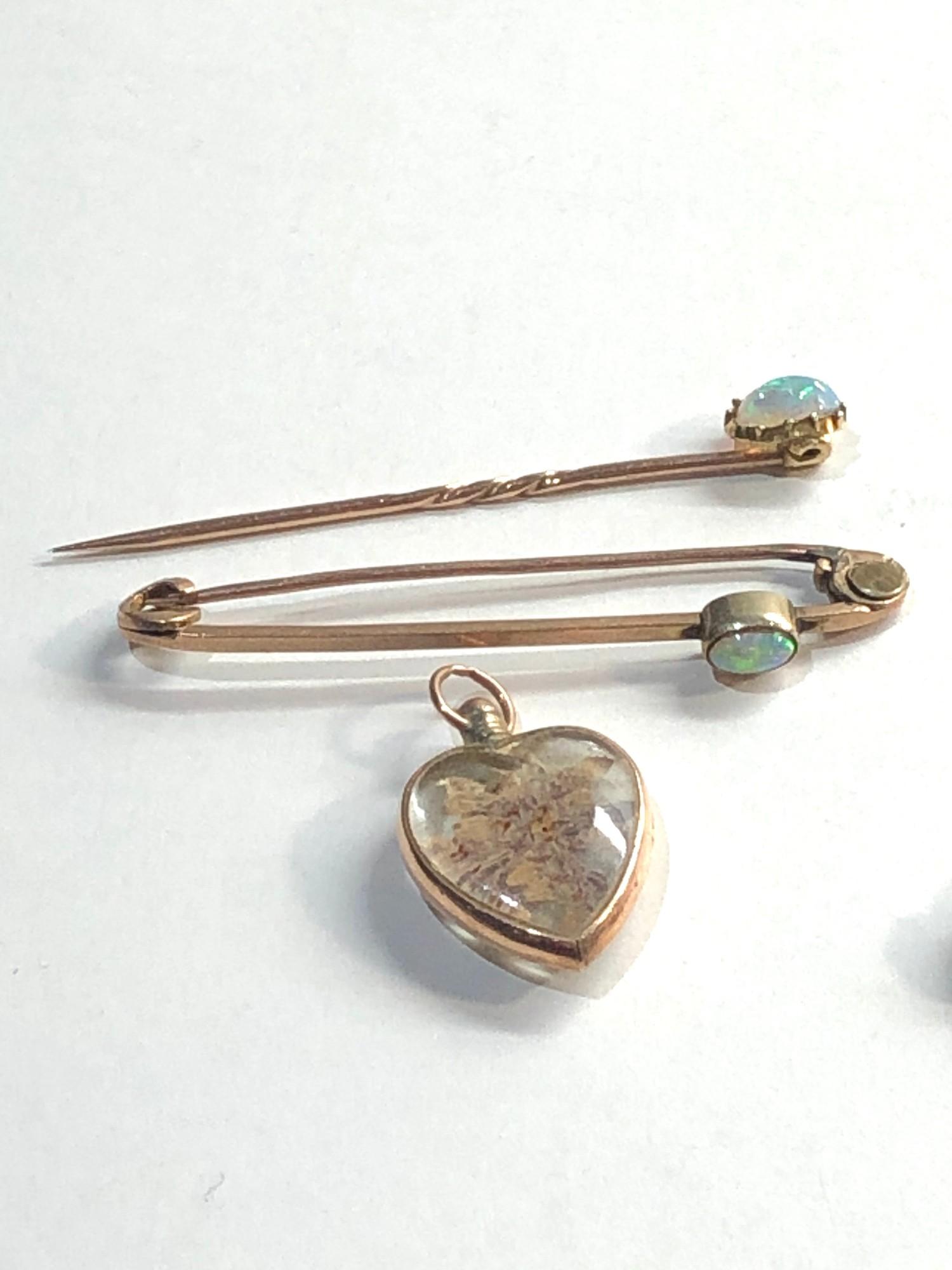 selection of vintage / antique gold jewellery includes stick pins heart pendant 1nd 15ct gold - Image 3 of 4