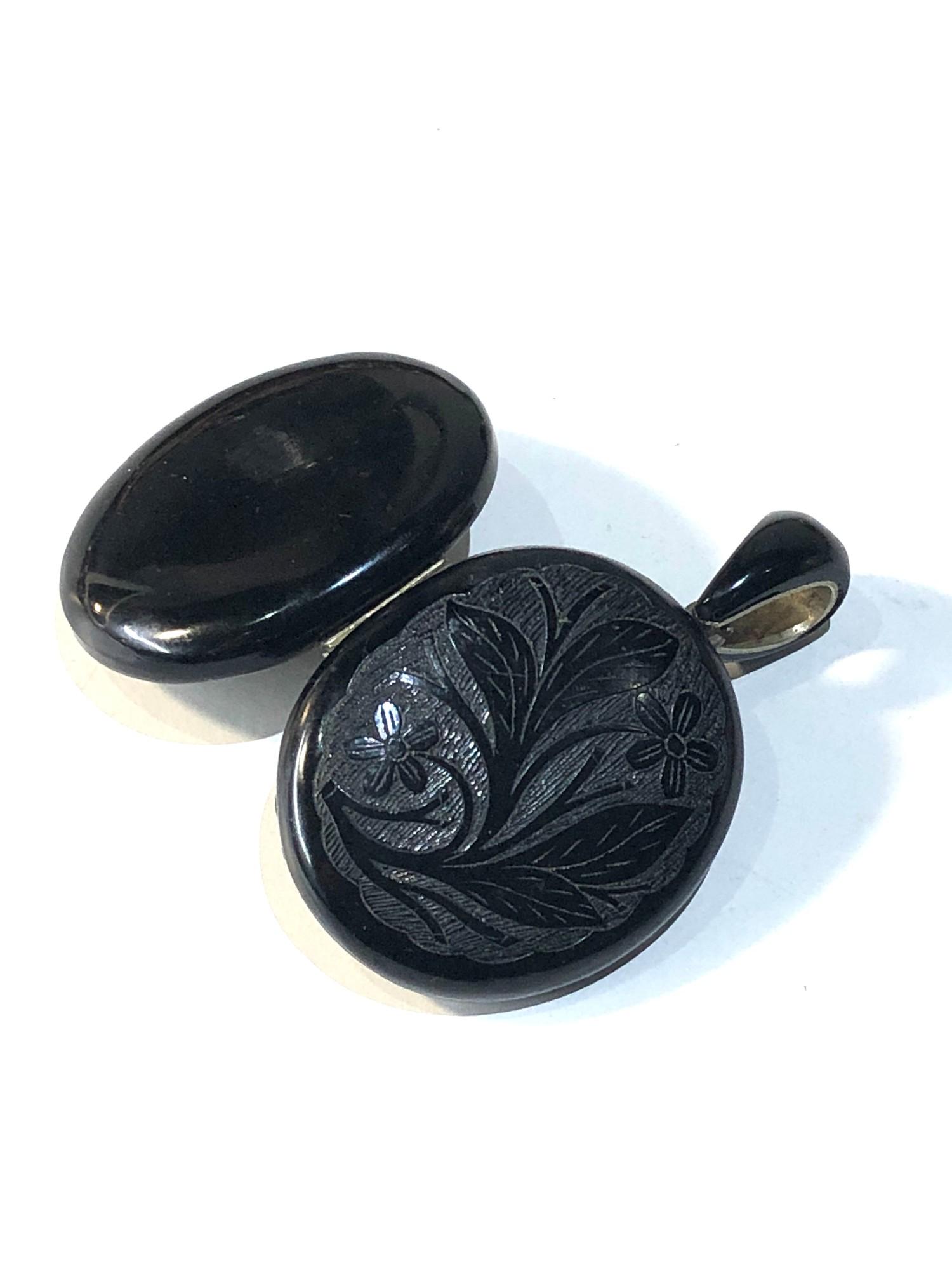 Antique Victorian whitby Jet Locket in good condition measures 6cm by 3.6 cm widest points closed - Image 3 of 4