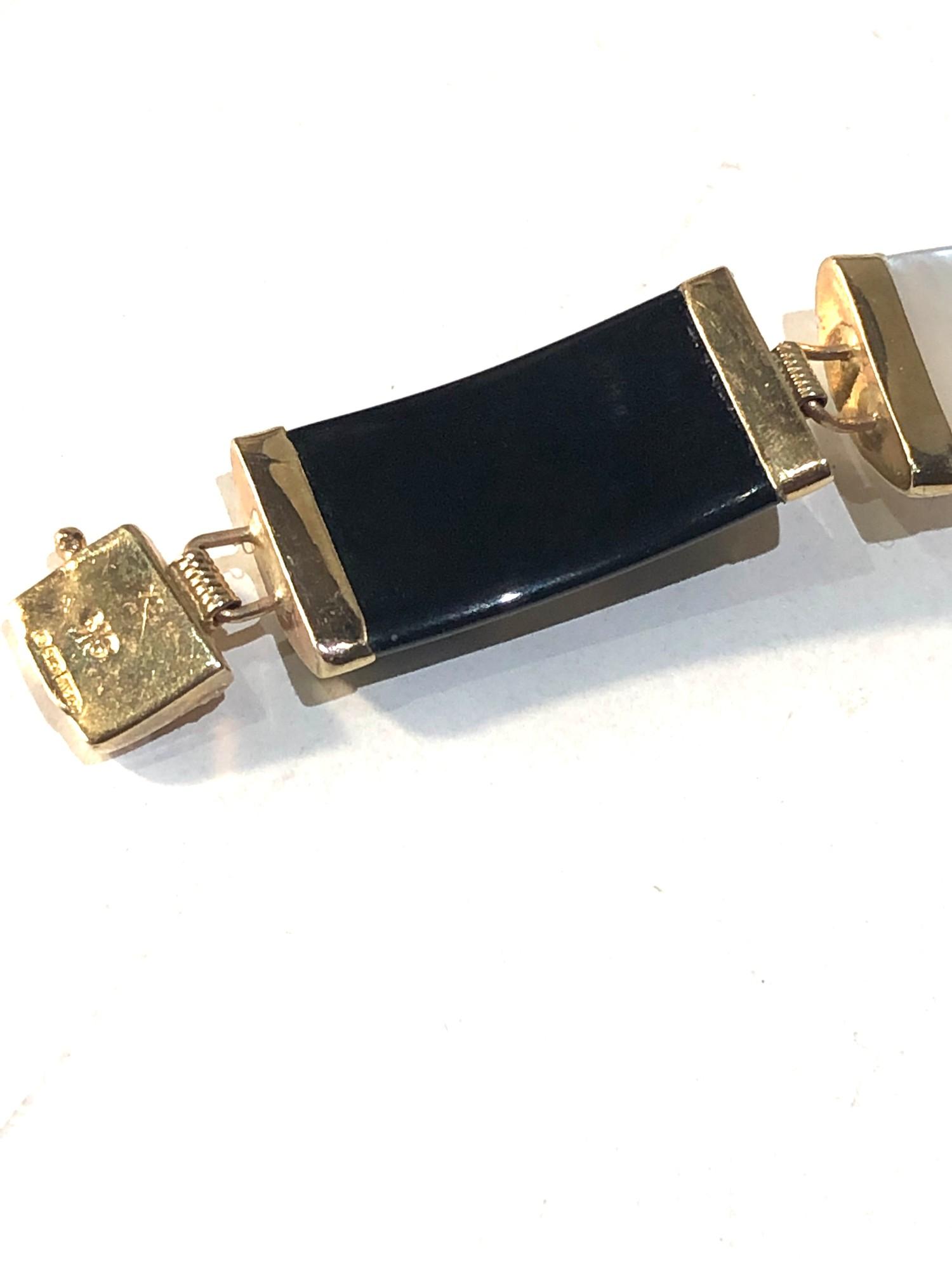 9ct gold Chinese stone panel and gold script bracelet measures approx 9cm long 1cm wide in good - Image 3 of 3