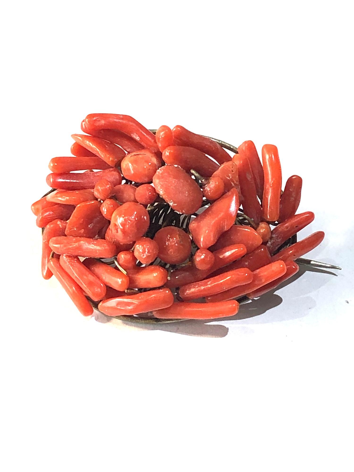 Vintage coral brooch measures approx 4.2cm by 3cm