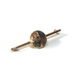 Antique 9ct gold and agate pin brooch hallmarked 9ct measures approx 6cm long centre measures approx