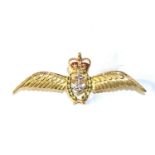 Vintage 9ct gold and enamel winged navy sweet heart brooch measures approx 5.6cm wide weight 5.7g