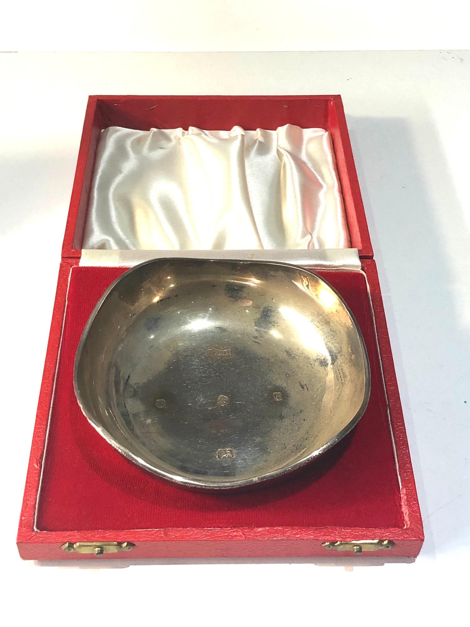 Boxed vintage silver bowl ER11 1952-1977 measures approx 11.5cm dia by 2.7cm high weight 90g