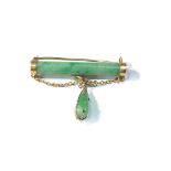 18ct gold jade brooch measures 4.4cm wide weight 7.4g