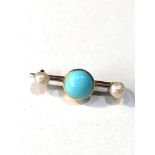 Small high carat gold turquoise and pearl pin brooch 2.9g measures approx 2.6cm wide