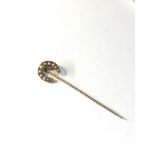 Antique gold horse shoe & seed-pearl stick pin measures approx 7.5cm long head 18ct and pin 9ct gold