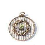 Antique 9ct gold peridot and seed-pearl pendant measures approx 2.8cm dia