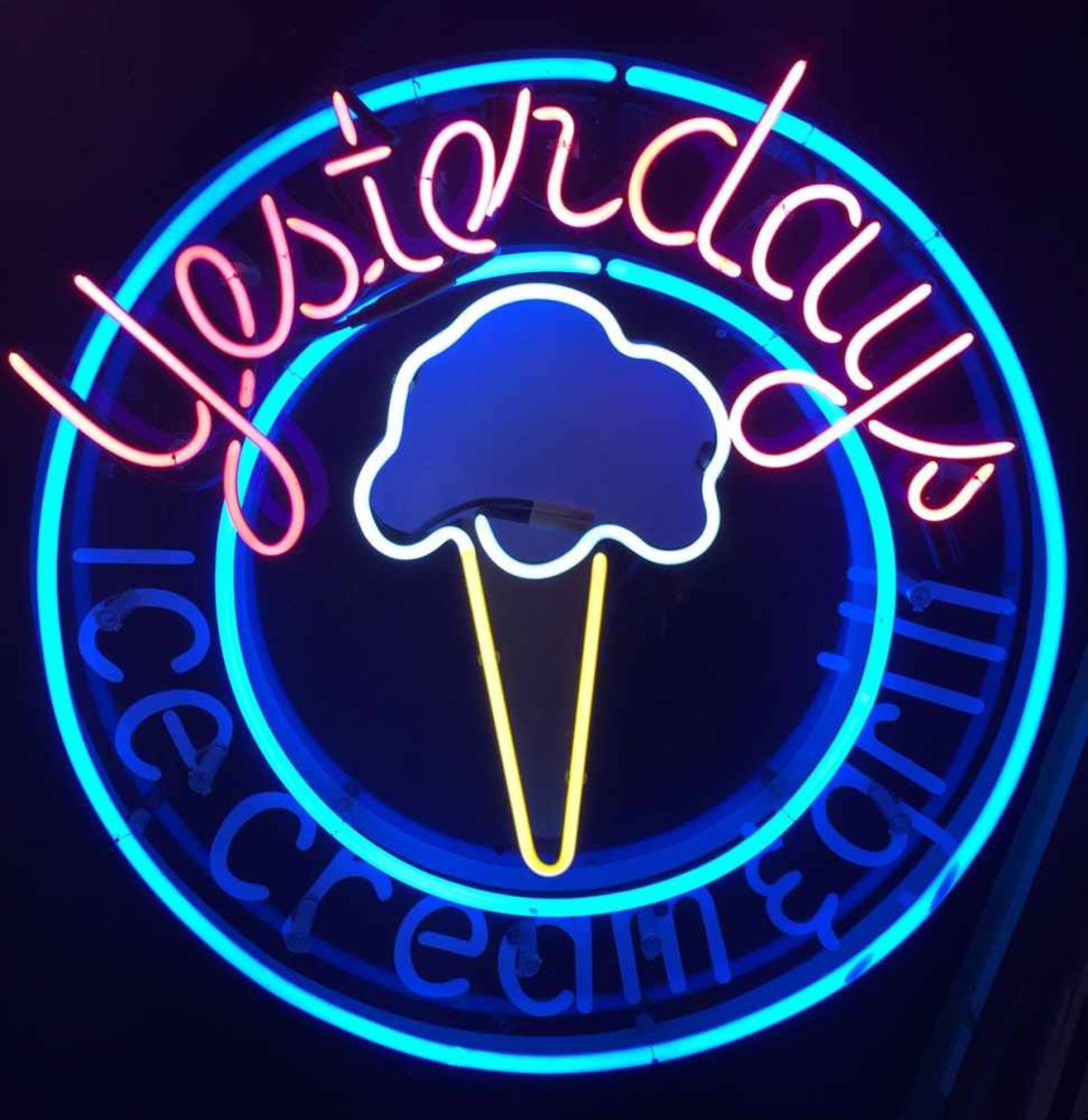 Yesterday's Ice Cream Neon Sign - Original 85 cmLarge 85 cm diameter neon sign 240 V transformer.