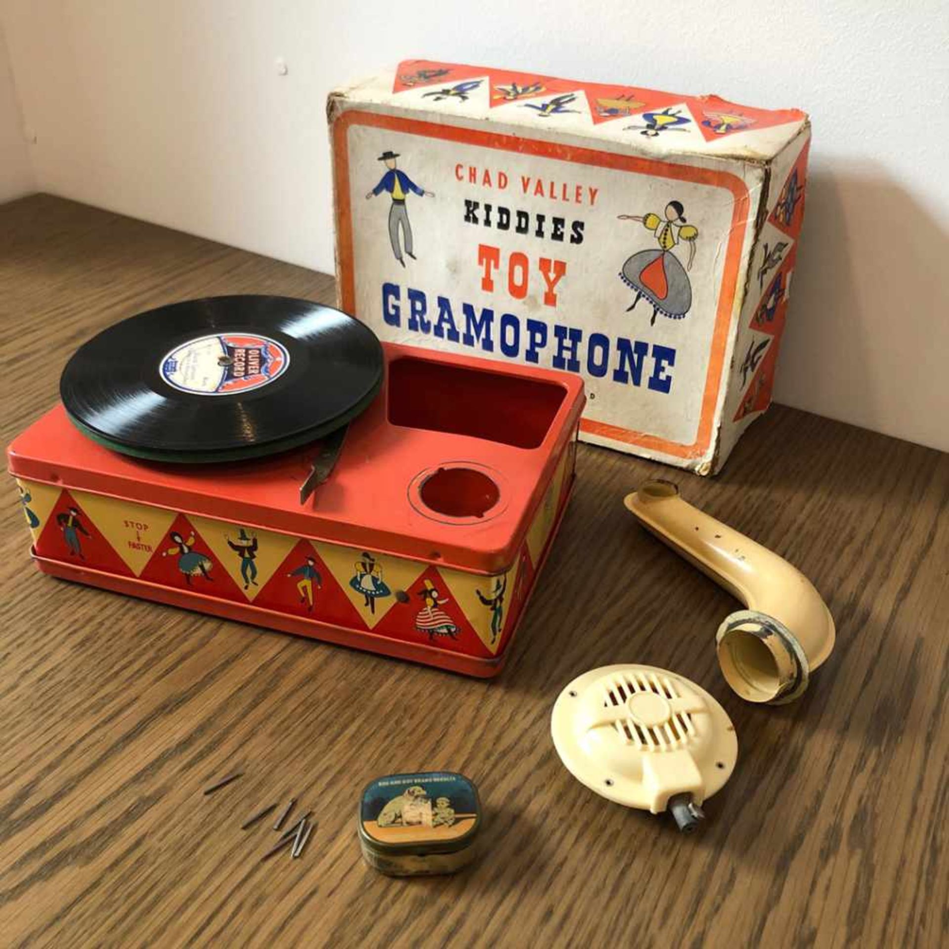 Chad Valley Kiddies Toy GramophoneOriginal Chad Valley Kiddies Toy Gramophone. Made in England,