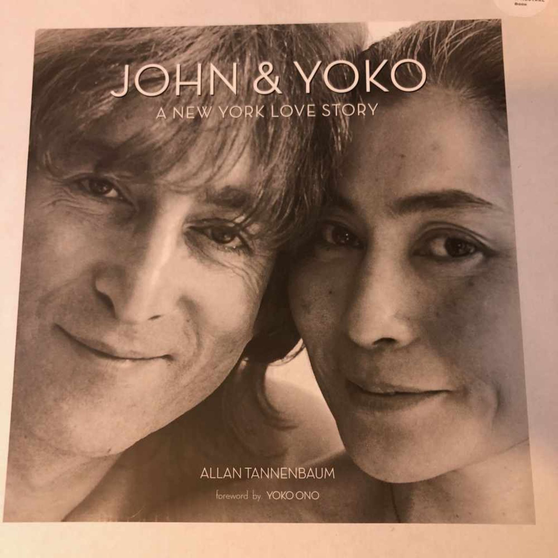 John Lennon and Yoko Ono bookA John Lennon and Yoko Ono book. John and Yoko: A New York Love - Bild 7 aus 9