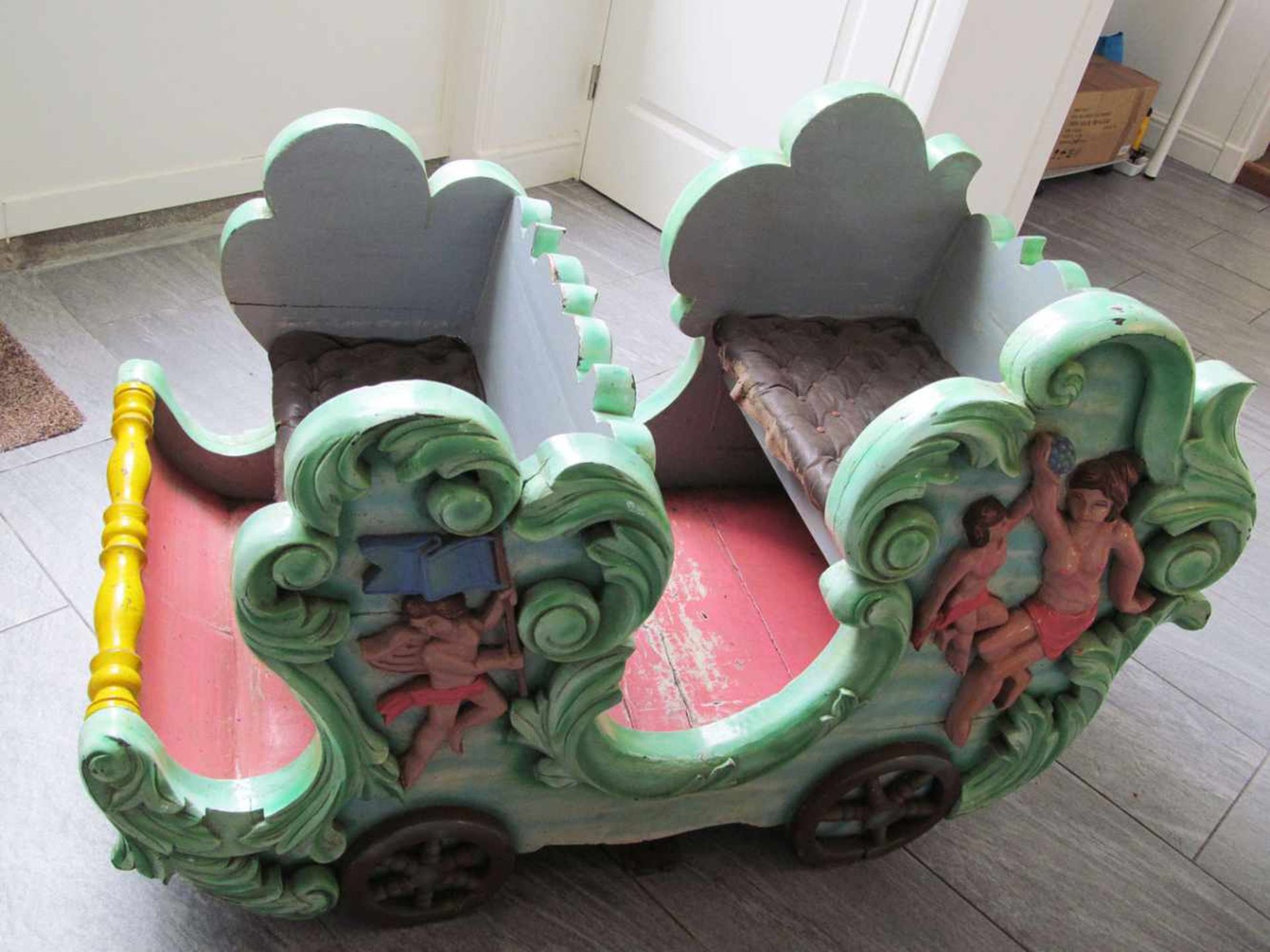 Children's gondolaChildren's gondola with nice wood carvings. Good condition. 60 x 122 x 83 cm.