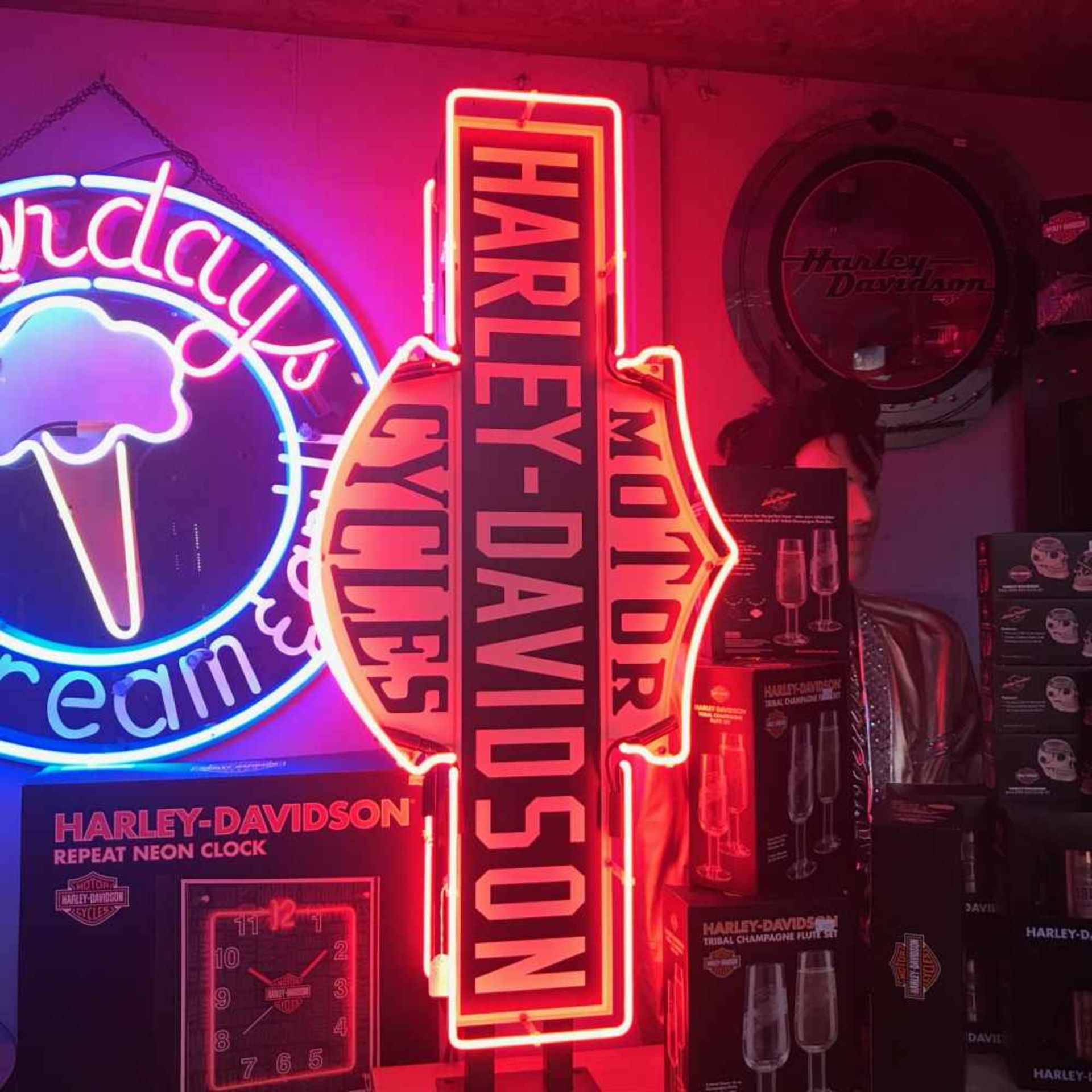 Harley-Davidson Double Sides Harley Logo Neon SignDouble sided neon sign with bracket to hang