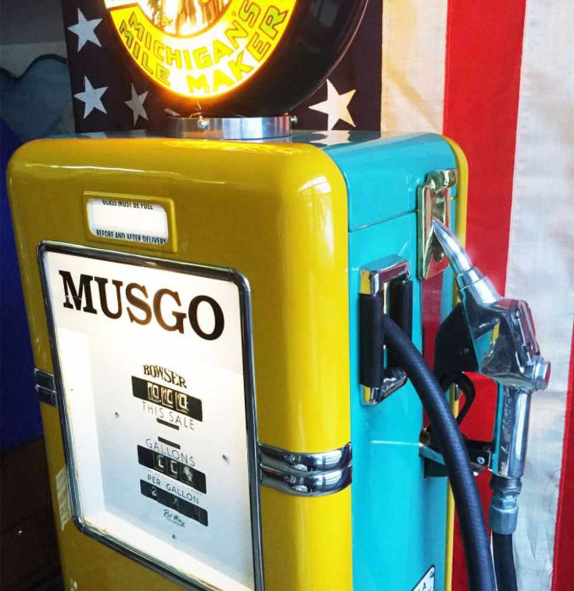 Bowser Musgo Gas Pump Original - Restored Size 190cm highOriginal USA Gas Pump by Bowser. Restored - Bild 2 aus 3